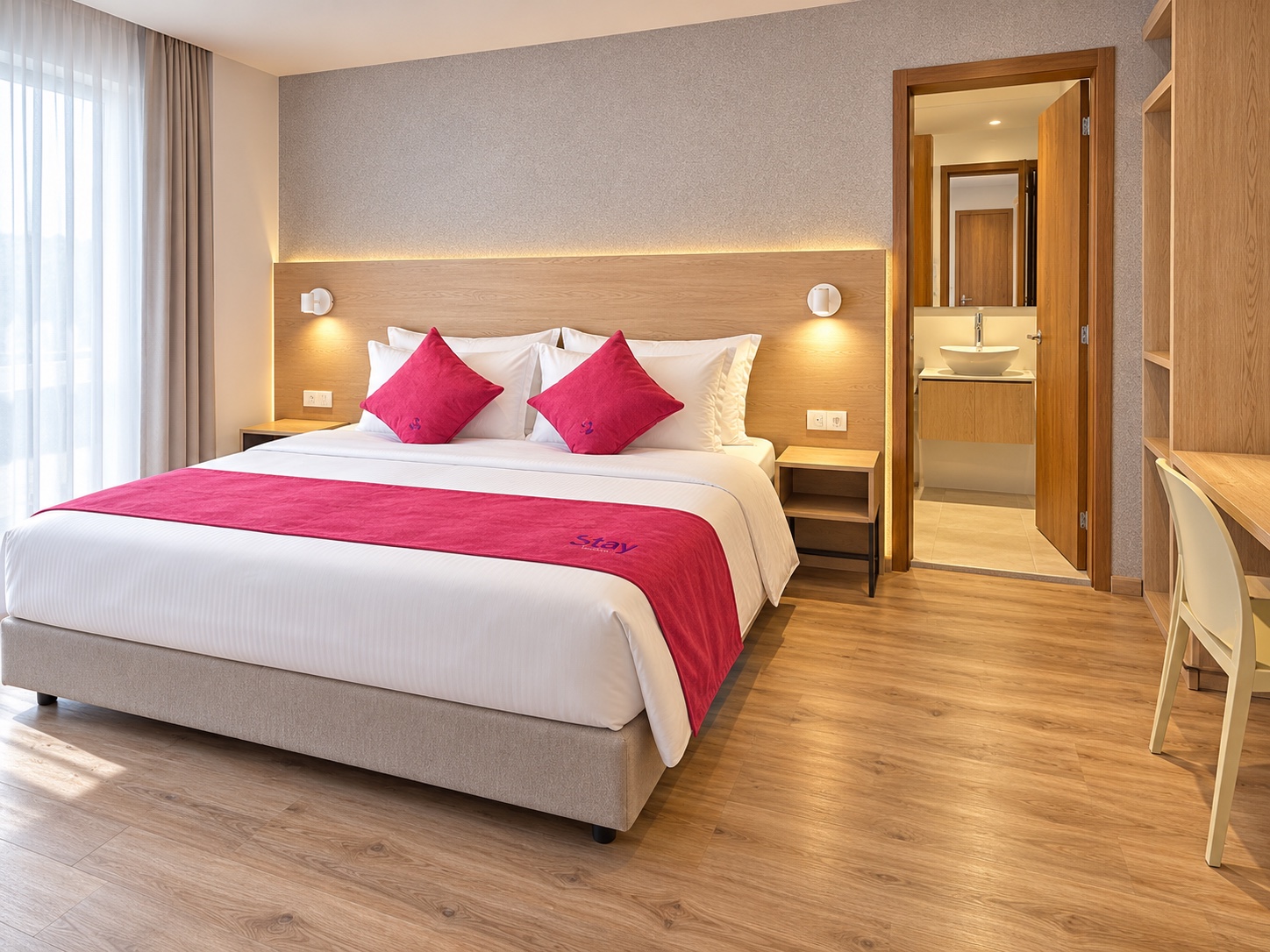 Suite Stay con detalles magenta y acabados en madera